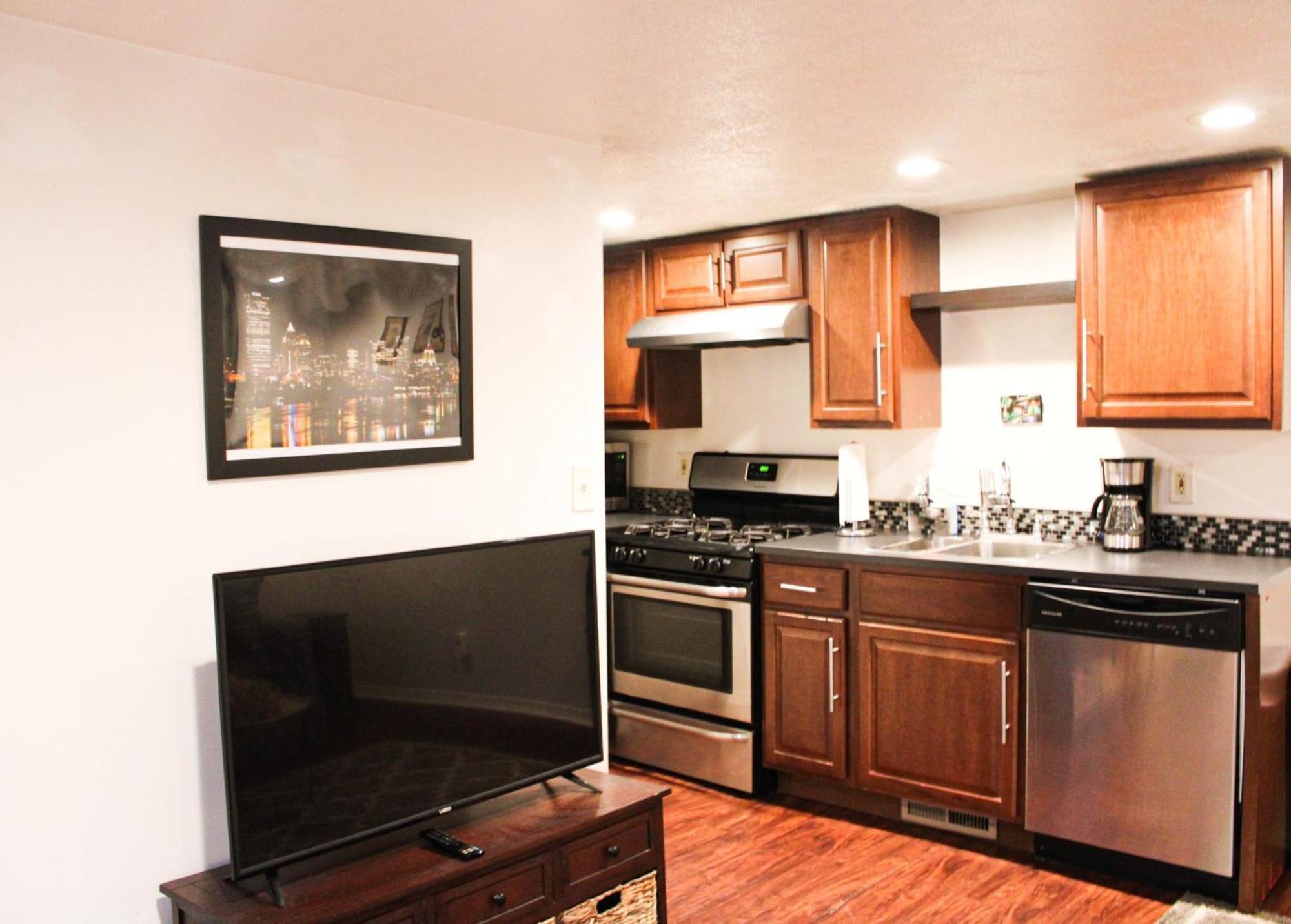1 Bed Apt - Amazing Location 1 Block To Carson St Pittsburgh Extérieur photo